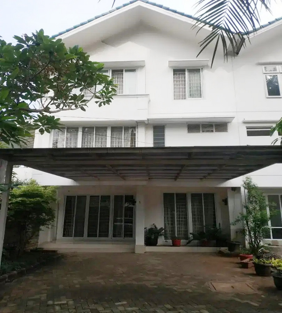 Rumah Dijual di Ciputat 3 Lantai Dengan Private Pool Dekat RS Hermina Ciputat, Kampus UIN Jakarta, MRT Lebak Bulus